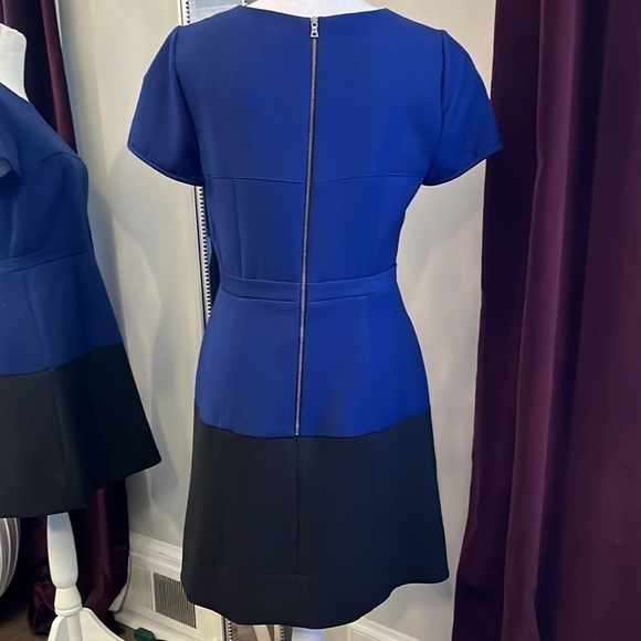 BCBGMAXAZRIA Short Sleeved Blue & Black Colorblock Dress Size 10 - Picture 5 of 10